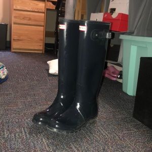 Navy blue Hunter Rain-boots. Barely warn. Size 8.